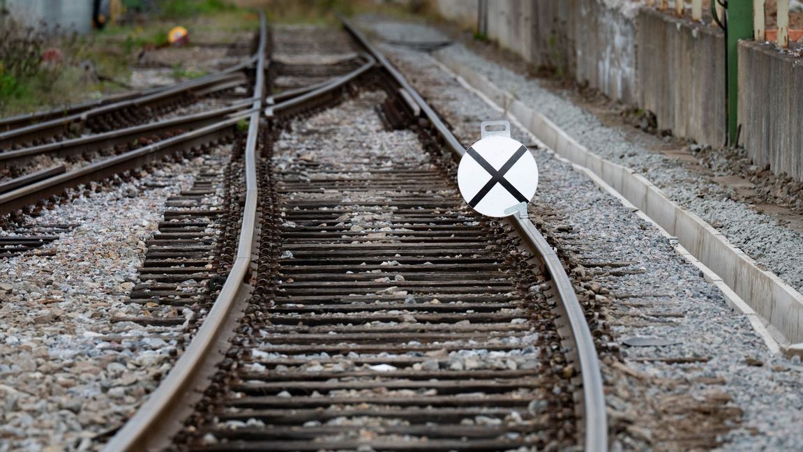 Skylt som markerar avspärrat järnvägsspår. Räls som är avspärrat för underhåll. Foto: Pontus Lundahl / TT / 