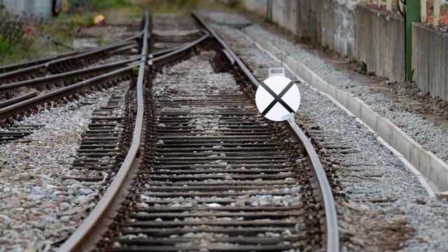 Skylt som markerar avspärrat järnvägsspår. Räls som är avspärrat för underhåll. Foto: Pontus Lundahl / TT / 