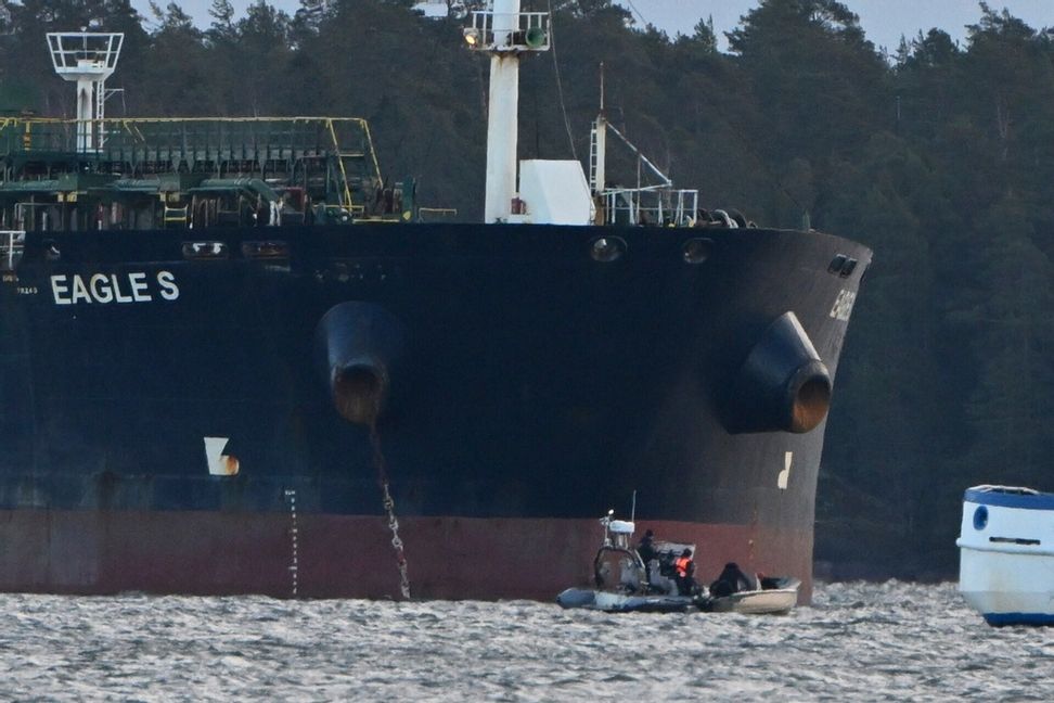 Tankfartyget Eagle S tros tillhöra den ryska så kallade skuggflottan och är föremål för en sabotageutredning gällande flera skadade sjökablar mellan Finland och Estland. Arkivbild. Jussi Nukari/AP/TT