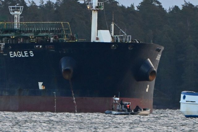 Tankfartyget Eagle S tros tillhöra den ryska så kallade skuggflottan och är föremål för en sabotageutredning gällande flera skadade sjökablar mellan Finland och Estland. Arkivbild. Jussi Nukari/AP/TT