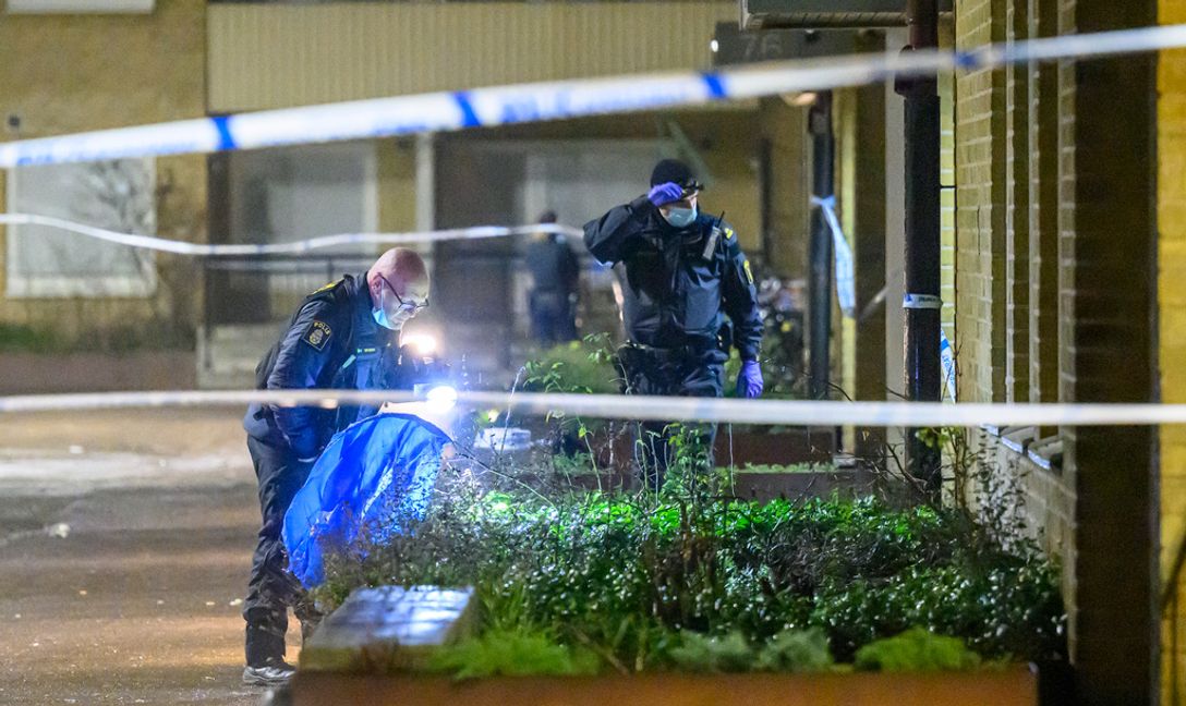 Polis och kriminaltekniker på plats i Rosengård i Malmö efter en skottlossning sent på nyårsafton. Johan Nilsson/TT