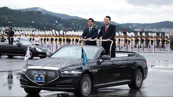 Sydkoreas president Yoon Suk-Yeol (till höger) vid ett firande i landet i oktober för att hylla landets väpnade styrkor. Foto: Kim Hong-Ji/AP/TT