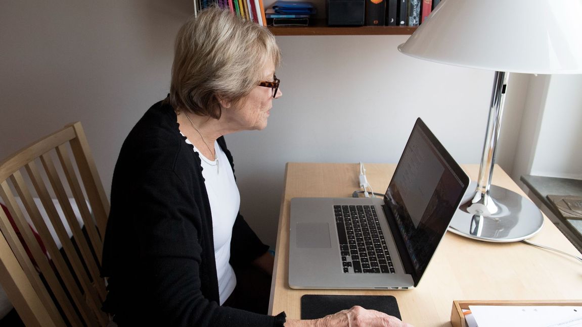  Pensionär använder bärbar dator. Foto: Henrik Montgomery / TT 
