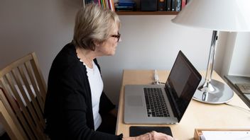  Pensionär använder bärbar dator. Foto: Henrik Montgomery / TT 