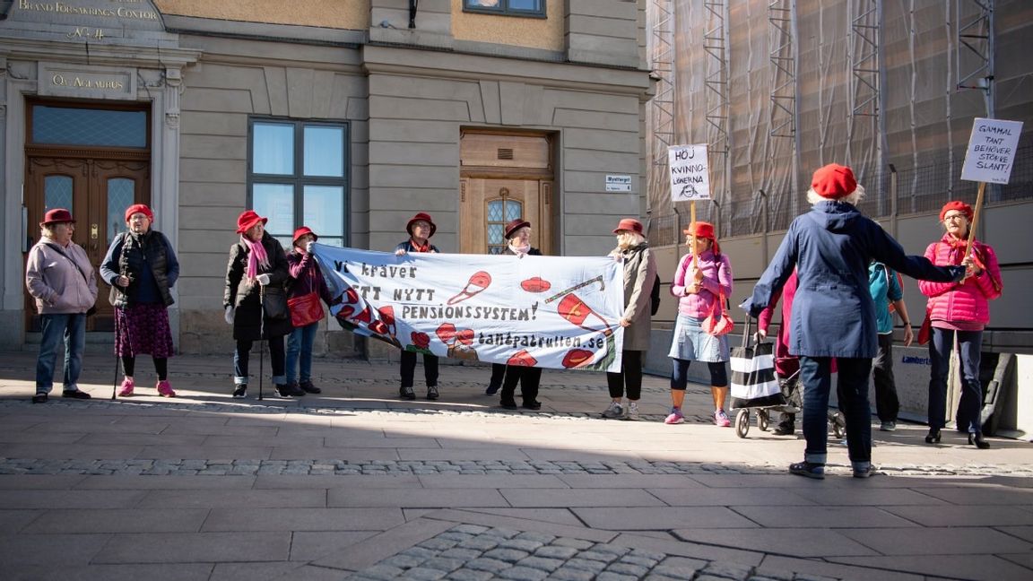 Arkivbild från 2020 då ”Tantpatrullen” demonstrerade mot det nuvarande pensionssystemet på Mynttorget vid riksdagen. Foto: Amir Nabizadeh/TT