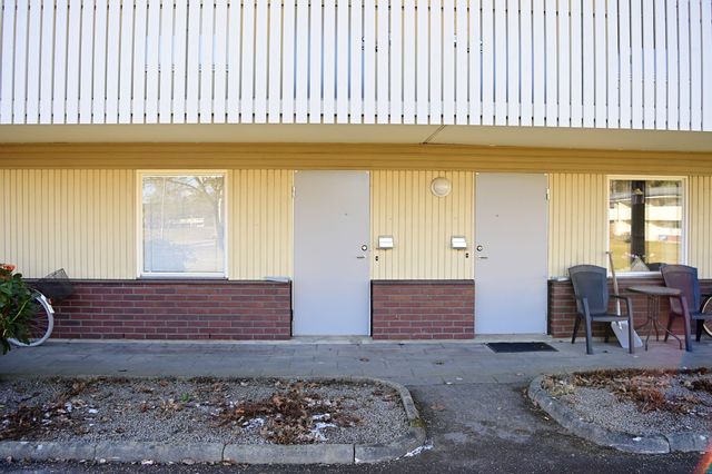 Huset där polis gjorde husrannsaken natten mot torsdag med anledning av knivdådet i Vetlanda. Foto: MIkael Fritzon/TT.