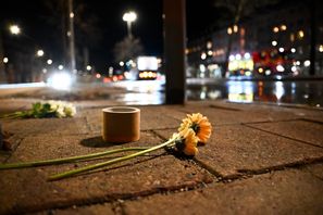 Blommor för de tre omkomna på olycksplatsen där en buss körde in i en busskur på Östermalm i Stockholm i går eftermiddag. Henrik Montgomery/TT