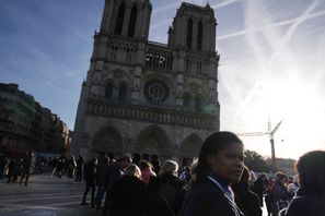 Människor köar utanför Notre Dame i centrala Paris. Thibault Camus/AP/TT