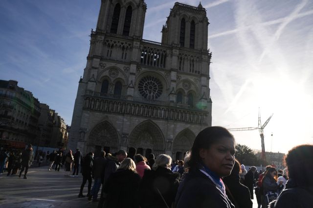 Människor köar utanför Notre Dame i centrala Paris. Thibault Camus/AP/TT