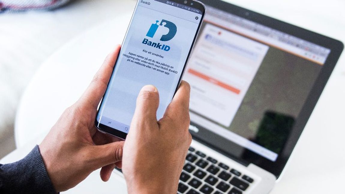 Genrebild. Man använder sig av mobilt bank-id för att logga in på internetbank. Foto: Isabell Höjman/TT.