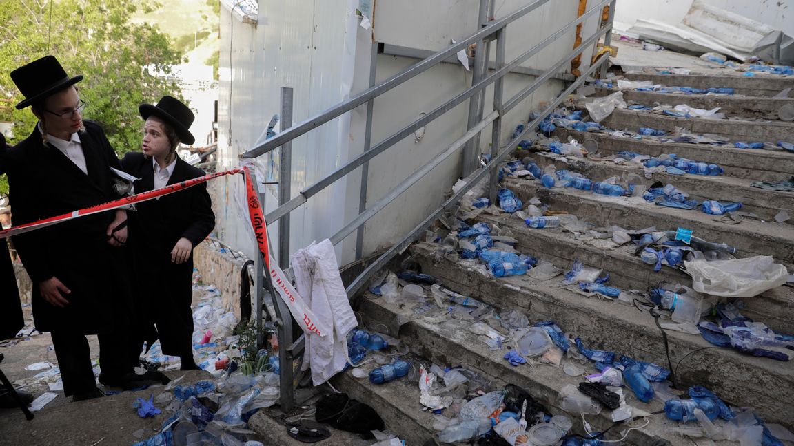 Den smala passage där paniken rapporteras ha uppstått under lag b’omer-firandet. Foto: Sebastian Scheiner/AP/TT.