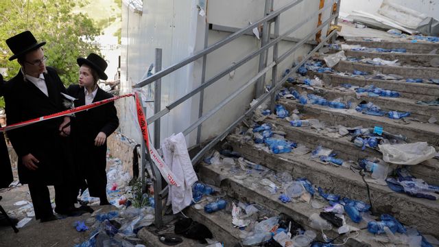 Den smala passage där paniken rapporteras ha uppstått under lag b’omer-firandet. Foto: Sebastian Scheiner/AP/TT.