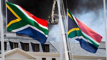 Räddningstjänsten arbetar med släckning av branden i Sydafrikas parlamentsbyggnad i Kapstaden. Foto: Jerome Delay/AP/TT