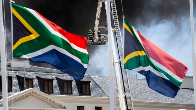Räddningstjänsten arbetar med släckning av branden i Sydafrikas parlamentsbyggnad i Kapstaden. Foto: Jerome Delay/AP/TT
