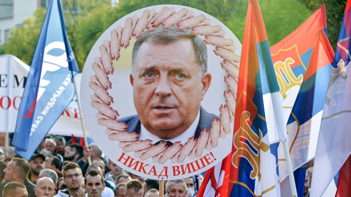 Demostranter med bild på Milorad Dodik. Foto: Radivoje Pavicic/AP/TT
