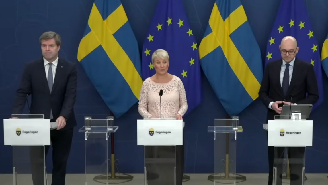 Fr. vänster: Hans Eklind (KD), socialförsäkringsminister Anna Tenje (M) och arbetsmarknadsminister Johan Britz (L) under en pressträff i december. Foto: Skärmavbild/Regeringskansliet