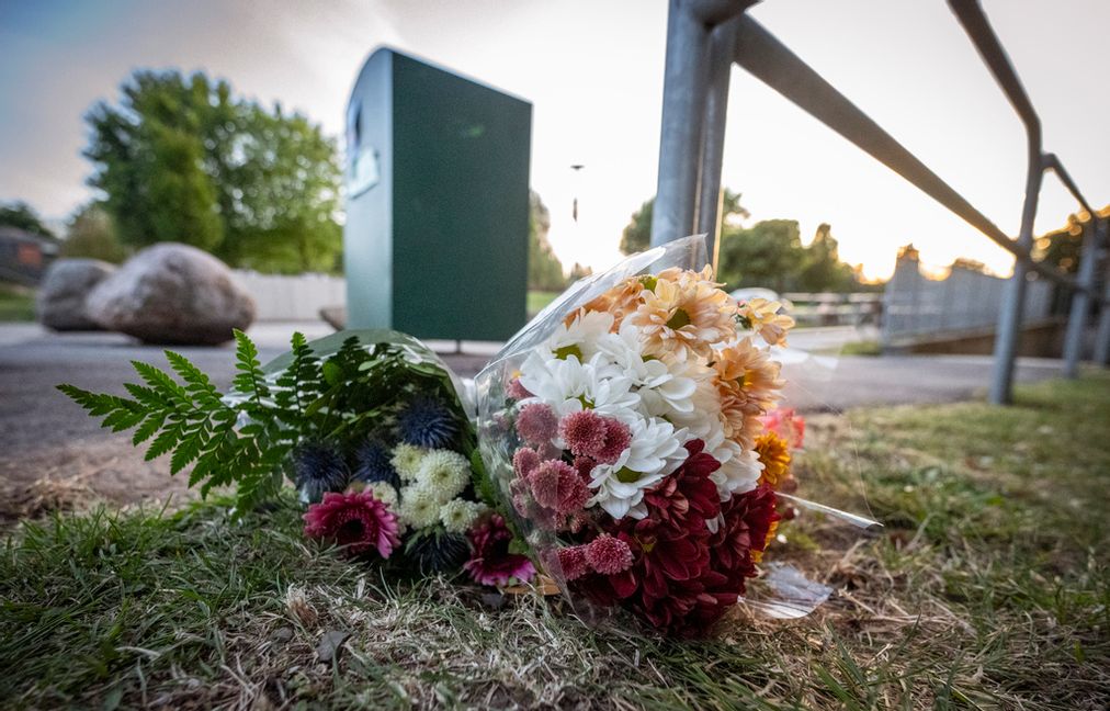Blommor på Ramels väg i Malmö där en man i 25-årsåldern sköts till döds med ett automatvapen i augusti 2024. Arkivbild. Foto: Johan Nilsson/TT