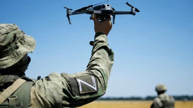 Ryska soldater med drönare i krigets Ukraina. Foto: Telegram