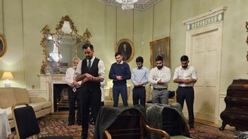 Humza Yousaf förrättar muslimsk bön i försteministerns residens i Skottland. Foto från X.