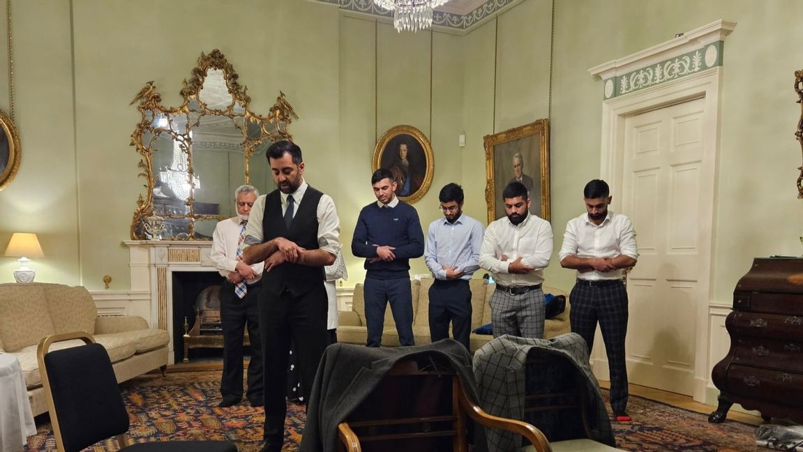 Humza Yousaf förrättar muslimsk bön i försteministerns residens i Skottland. Foto från X.