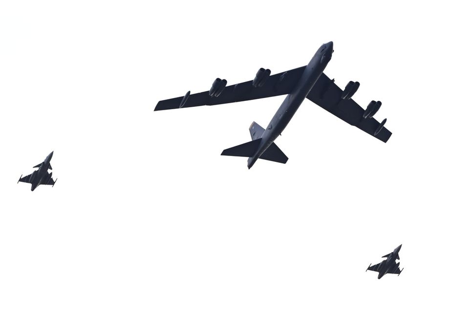 Amerikanskt bomplan eskorterad av två Jas Gripen över Stockholm. Foto: Jonas Ekströmer/TT