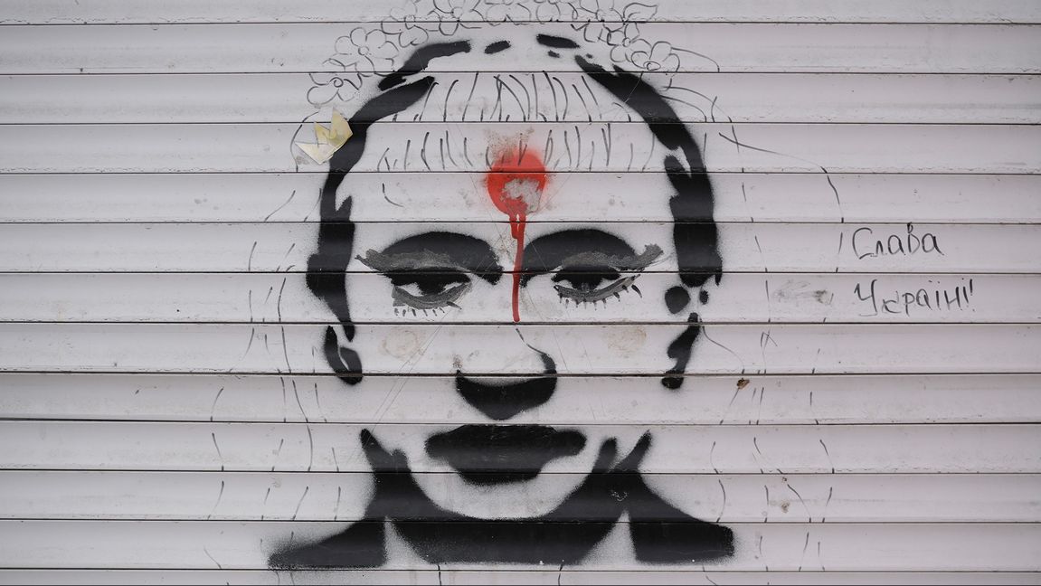 Klotter föreställande Vladimir Putin och orden ”Glory to Ukraine”. Foto: Vadim Ghirda/AP/TT