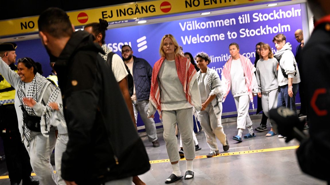 De nio svenska Gazaaktivisterna från Global Sumud Flotilla har landat på Arlanda flygplats. Foto: Fredrik Sandberg/TT
