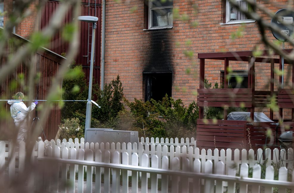 Polisens tekniker på plats morgonen efter att en mamma och ett barn skadades allvarligt vid en explosion i ett radhus i Tumba den 28 april. Foto: Anders Wiklund/TT