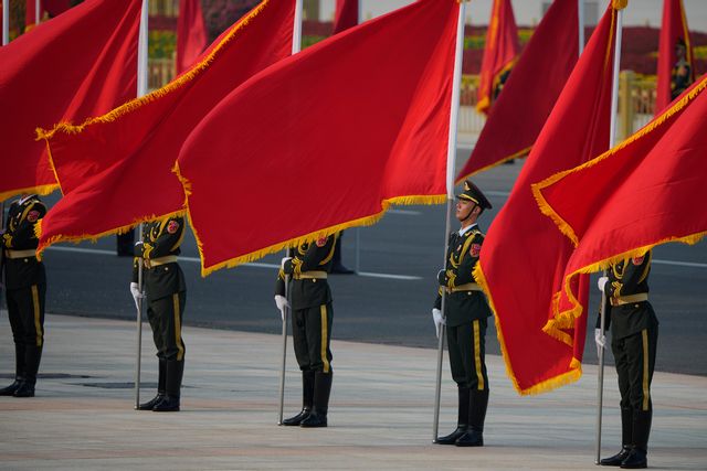 Kinesiska soldater med röda flaggor i Peking i juli i fjol. Foto: Vincent Thian/AP/TT