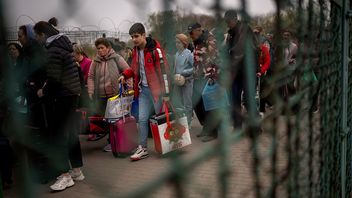 Allt fler människor väljer att återvända till Ukraina. Foto: Emilio Morenatti/AP/TT (arkivbild)