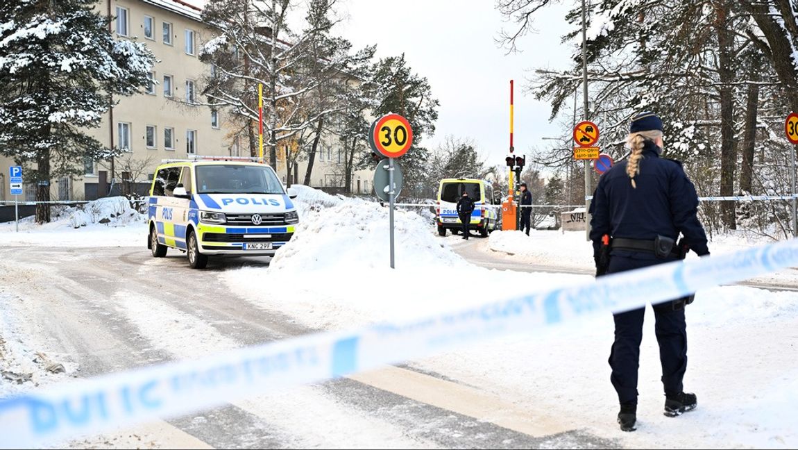 Polisen har spärrat av platsen där mannen hittades. Foto: Henrik Montgomery/TT