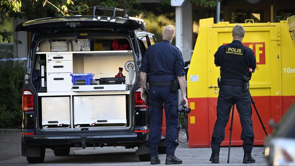 Polis och kriminaltekniker på plats vid ett flerfamiljshus i Malmö på tisdagsmorgonen efter att en person hittats död. Polisen utreder händelsen som mord. Foto: JOHAN NILSSON/TT