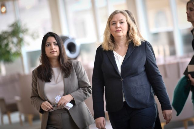 V-ledaren Nooshi Dadgostar och Ida Gabrielsson, ekonomisk-politisk talesperson. Axel Narving/TT