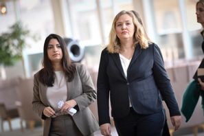 V-ledaren Nooshi Dadgostar och Ida Gabrielsson, ekonomisk-politisk talesperson. Axel Narving/TT