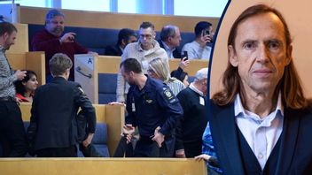 En demonstrant bärs ut från riksdagens åhörarläktare. Foto: Samuel Steén/TT