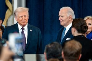 USA:s president Donald Trump, till vänster, bredvid företrädaren Joe Biden. Foto: Kenny Holston/AP/TT