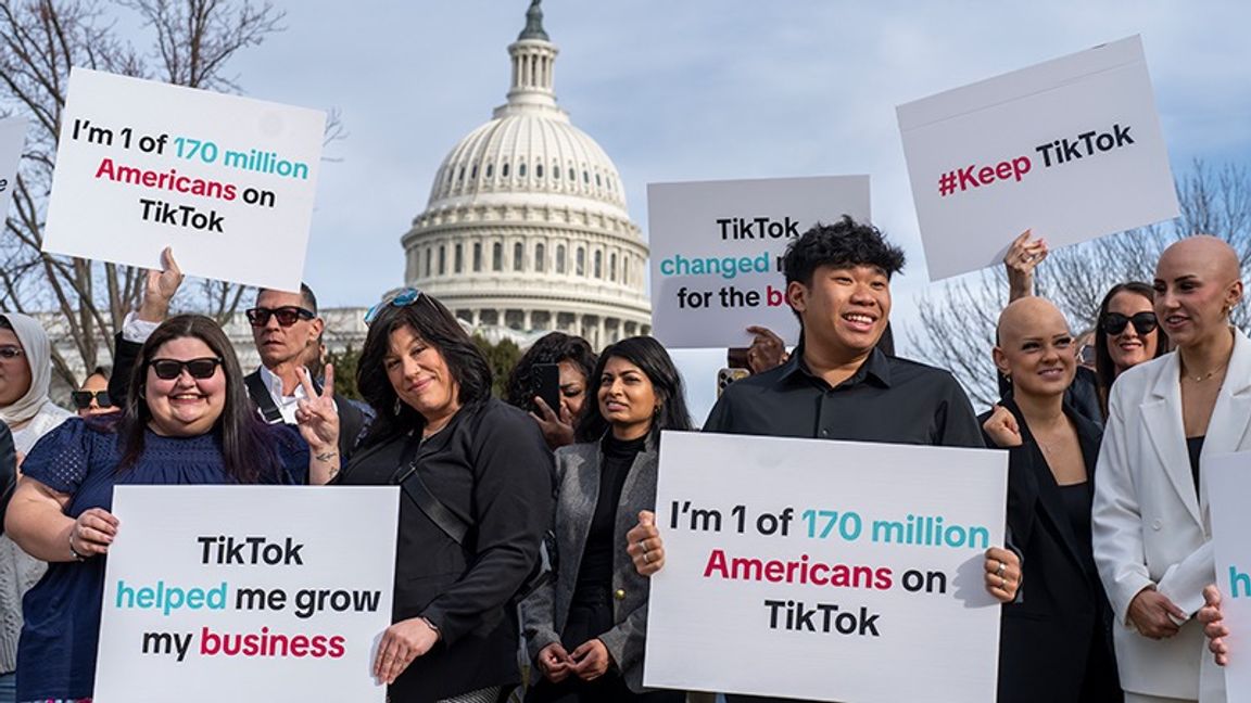 Tiktok-användare protesterar mot ett möjligt förbud utanför kongressen. Foto: J. Scott Applewhite/AP/TT