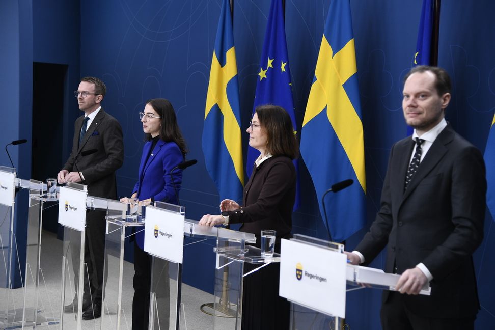 Andreas Carlson (KD), infrastruktur- och bostadsminister, Romina Pourmokhtari (L), klimat- och miljöminister, Karin Enström (M), partisekreterare och Martin Kinnunen (SD), Sverigedemokraternas miljöpolitiska talesperson, presenterar nästa steg i lättnader av strandskyddet. Arkivbild. Foto: Lars Schröder/TT
