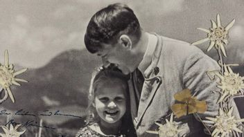 Adolf Hitler och Rosa Nienau 1933. Fotot dekorerat av Nienau. Foto: Alexander Historical Auctions