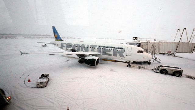 Ett hundratal flyg förväntas ställas in även under lördagen. Foto: Nam Y. Huh/AP/TT