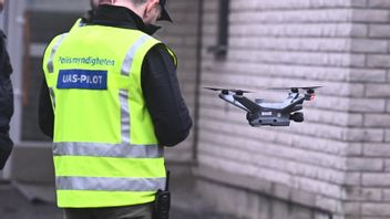 En av polisens drönarpiloter i samband med insatsen efter explosionen i Bagarmossen i södra Stockholm på tisdagsmorgonen. Claudio Bresciani/TT