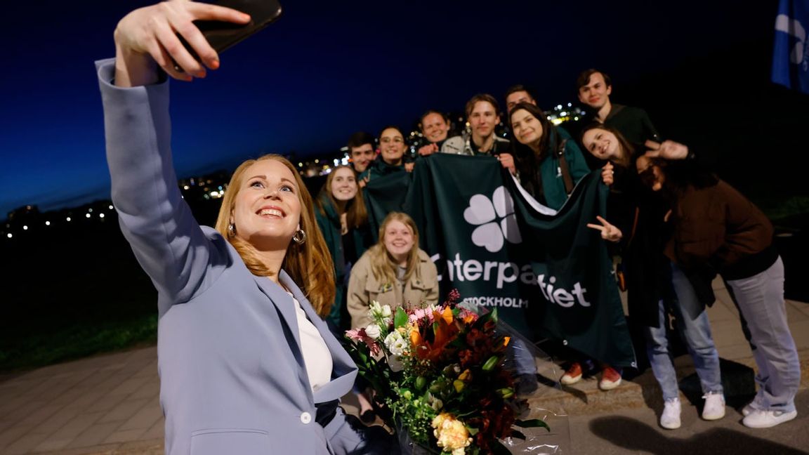 Centerpartiets ordförande Annie Lööf tar en groupie med centeranhängare efter den senaste partiledardebatten i SVT. Foto: Fredrik Persson/TT