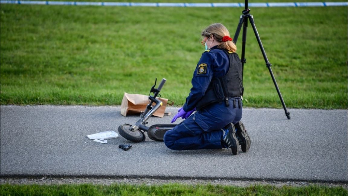 Polisens tekniker på plats i Tensta i norra Stockholm efter tisdagens skottlossning där en man i 20-årsåldern skadades allvarligt. En tonåring begärs nu häktad för mordförsök. Foto: Pontus Lundahl/TT.