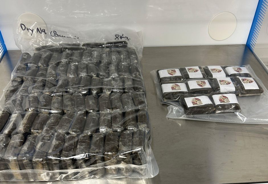 Den här försändelsen skickades till Sverige från Slovakien. Det rör sig om 8,8 kilo cannabisharts spetsad med den nya syntetiska drogen. Tullverket