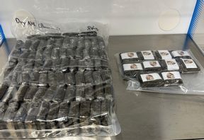 Den här försändelsen skickades till Sverige från Slovakien. Det rör sig om 8,8 kilo cannabisharts spetsad med den nya syntetiska drogen. Tullverket