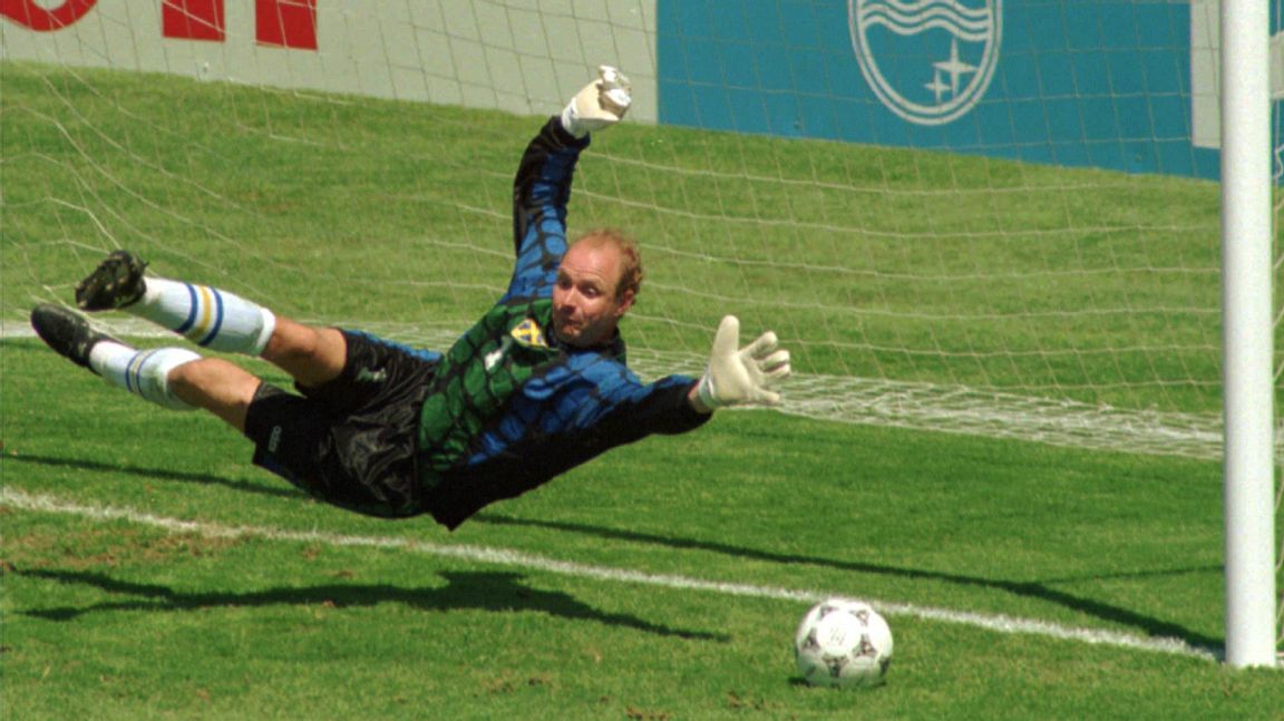 Thomas Ravellis klassiska räddning i kvartsfinalen mot Rumänien i VM 1994. Då avgjorde slantsinglingen bara vem som skulle slå den första straffen. Idag kan vinnaren välja vem som ska börja, något som kan ge en fördel. Foto: Eric Risberg/AP/TT.