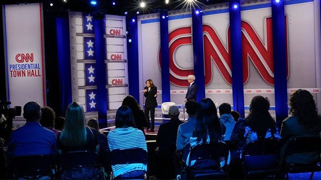 Kamala Harris talar på CNN:s Town Hall i Aston, Pennsylvania 23 oktober. Bild: AP Photo/Matt Rourke