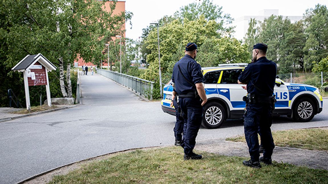 Poliser på plats vid gångbron i Visättra, Flemingsberg, dagen efter att två barn skottskadades där den 17 juli. Foto: Christine Olsson/TT