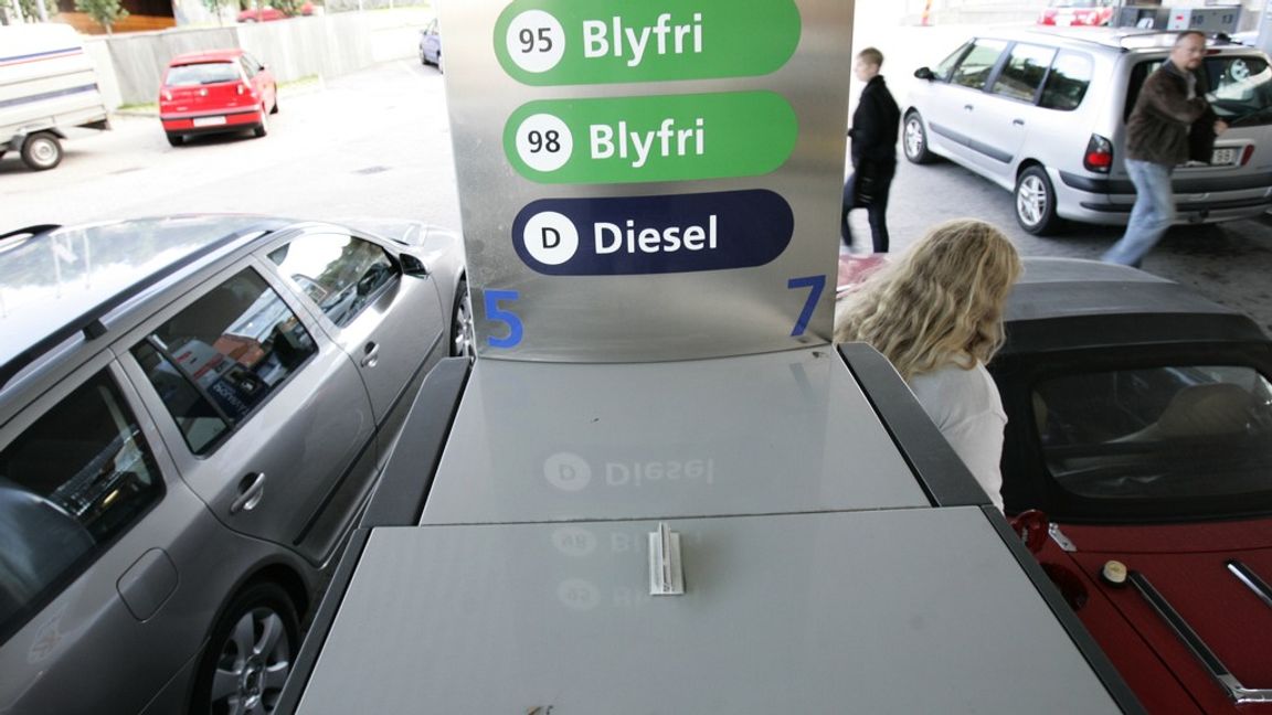 Det blir höjd skatt på bilar som drivs på bensin och diesel.
Foto: Fredrik Sandberg/TT.