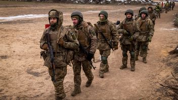 Nya ukrainska rekryter övar på ett militärt övningsområde i Tjernihivregionen torsdagen den 5 december 2024. Om just dessa soldater mobiliserats eller anmält sig frivilligt är okänt. Foto: AP Photo/Dan Basjakov